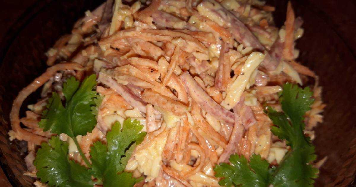 Салаты с фасолью, корейской морковью и сухариками