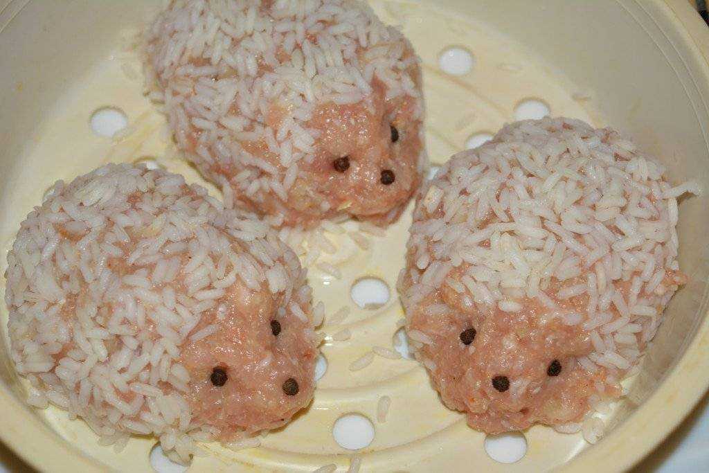 Тефтели с фаршем и рисом на сковороде - как приготовить вкусные "ежики"