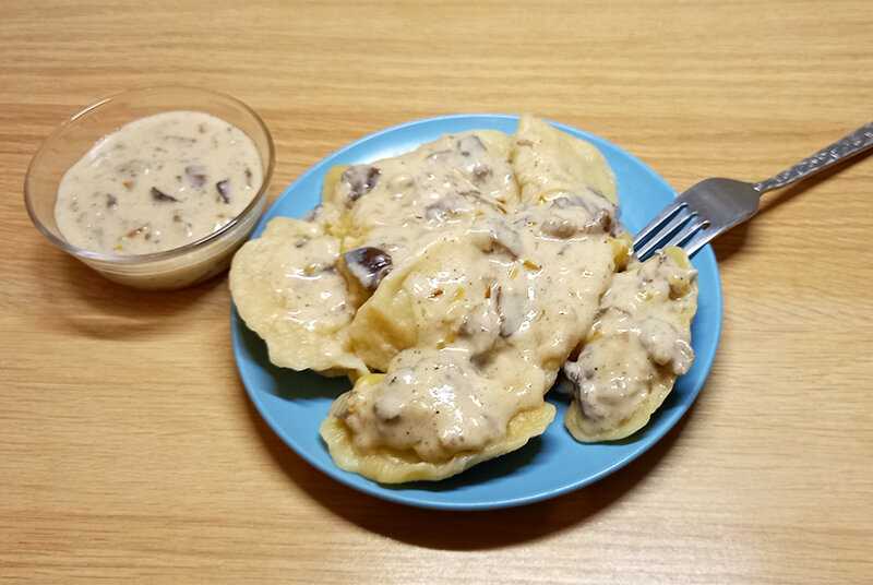 Жареные пельмени на сковороде