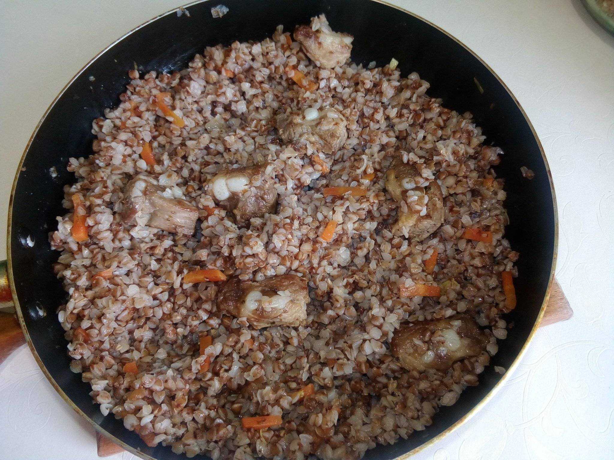 Гречка с тушёнкой на сковороде - 9 пошаговых фото в рецепте