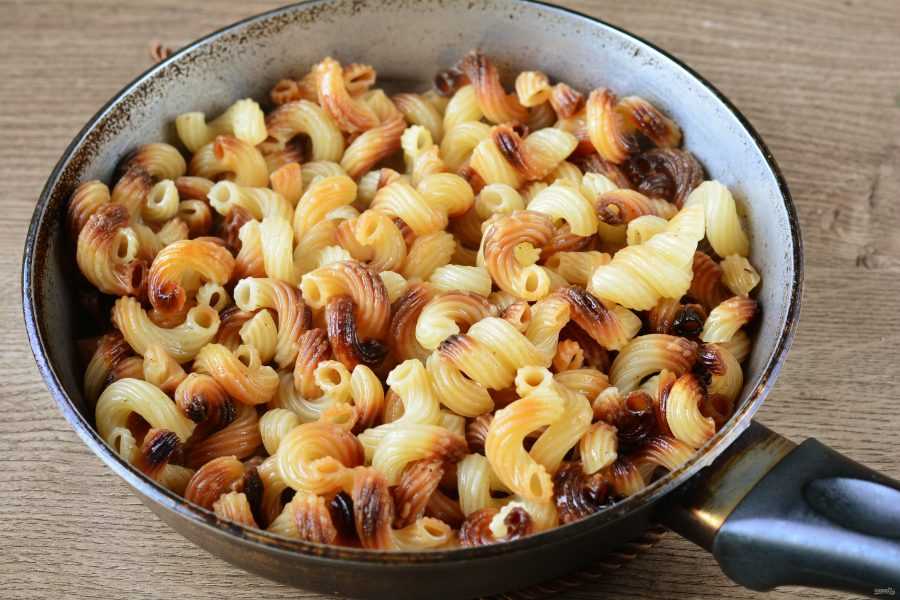 Жареные макароны с мясом на сковороде, новый пошаговый рецепт с фото