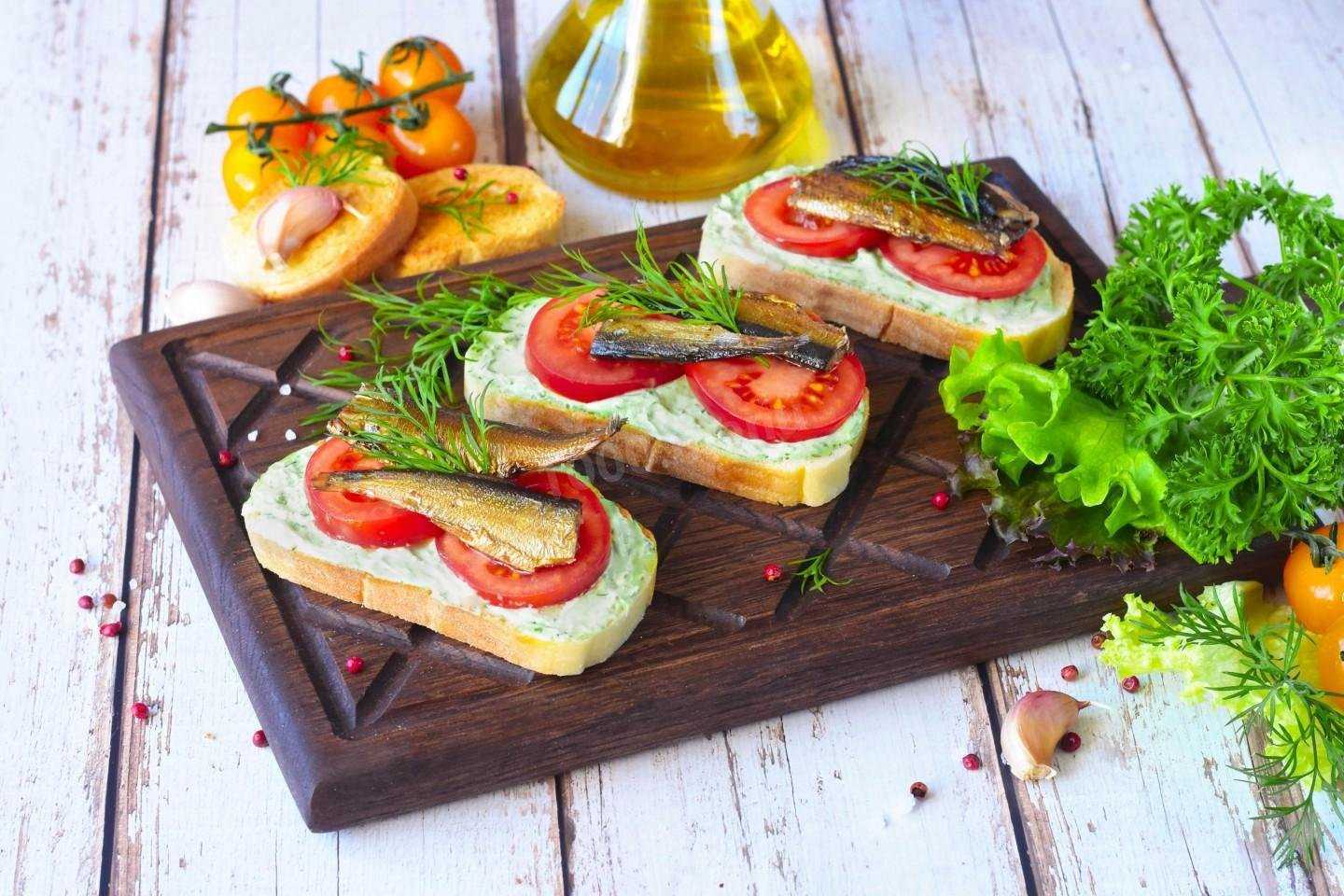 Бутерброды со шпротами на праздничный стол — 8 простых и вкусных рецептов
