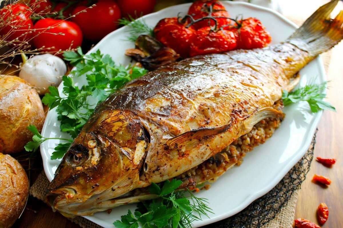 Карп в духовке целиком: 10 вкусных рецептов