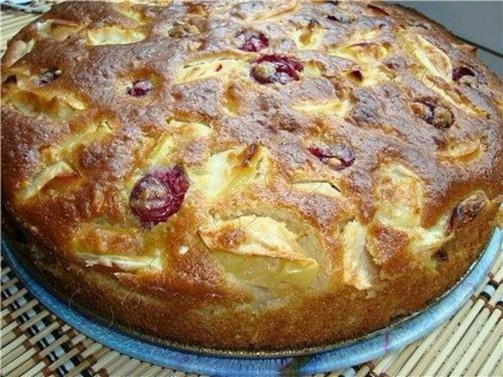 Шарлотка с вишней замороженной простой и вкусный рецепт с фото