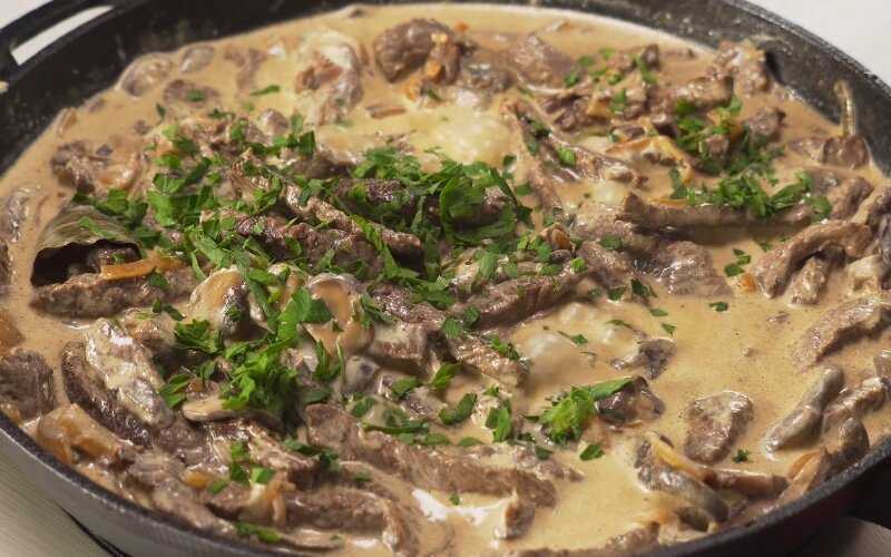 Бефстроганов с белыми грибами