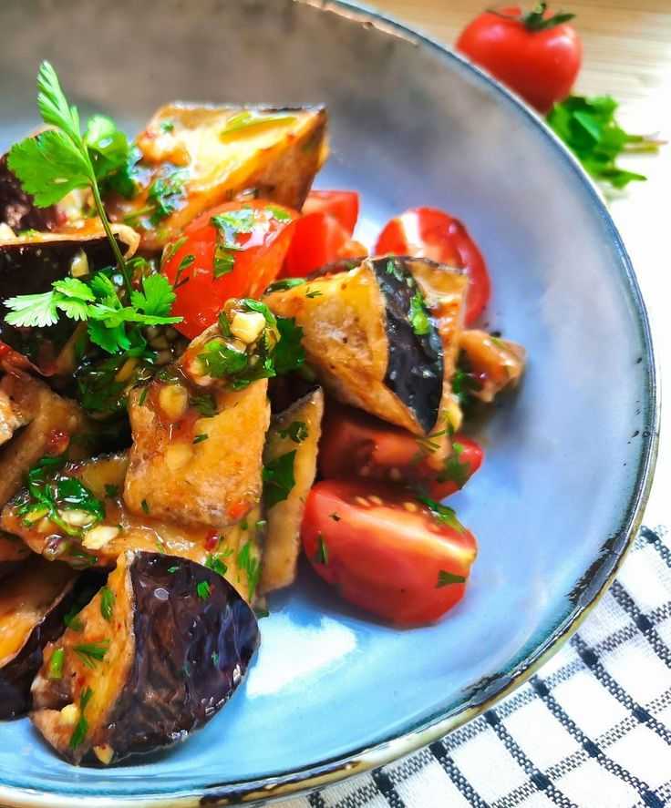 Салаты из жареных баклажанов — вкуснотища на каждый день
тёплый салат из баклажанов – кулинарные рецепты. салаты из жареных баклажанов - обалденно вкусно: рецепты с фото и видео