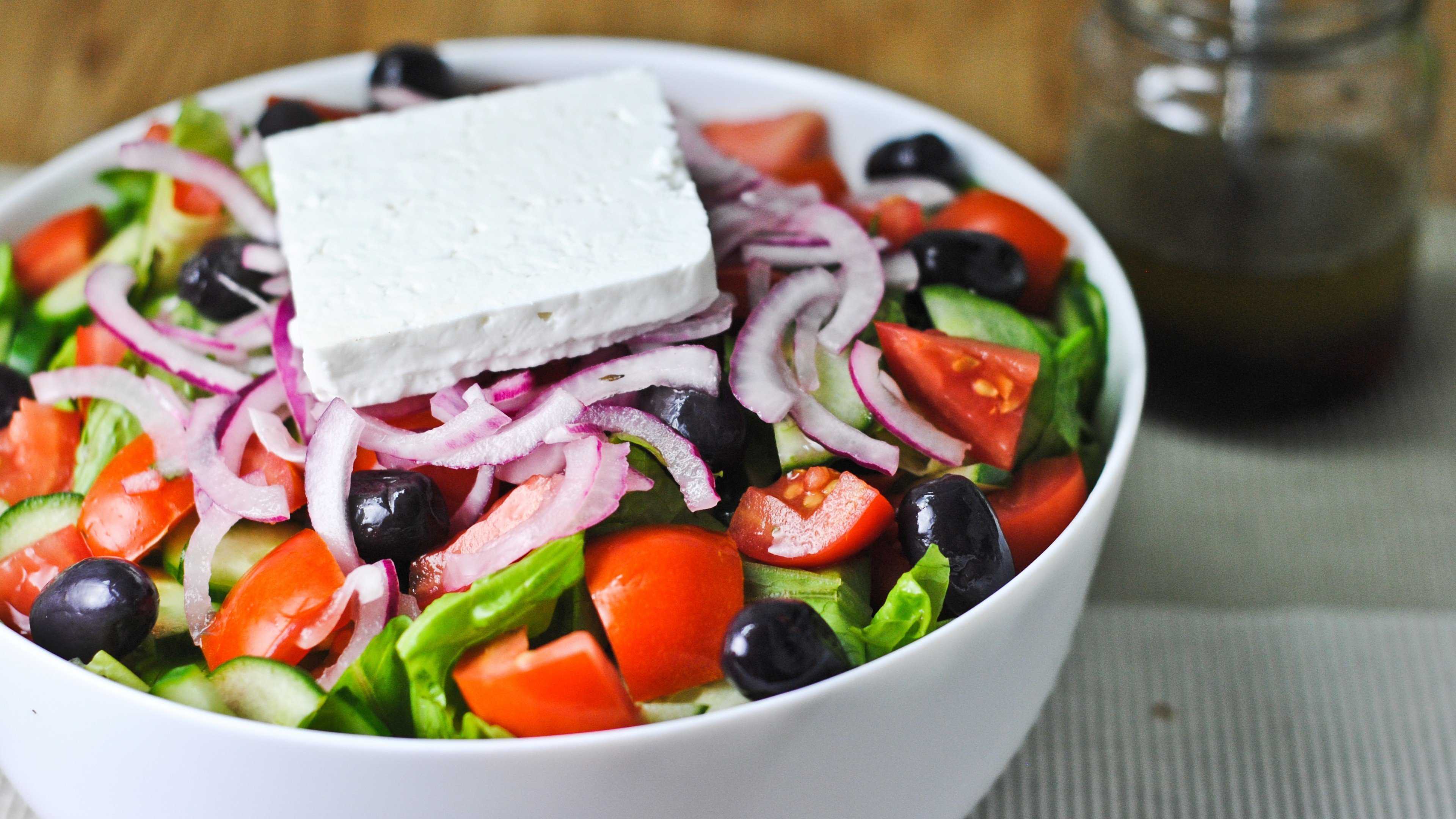 Греческий салат — 5 вкусных рецептов, плюс идея подачи!