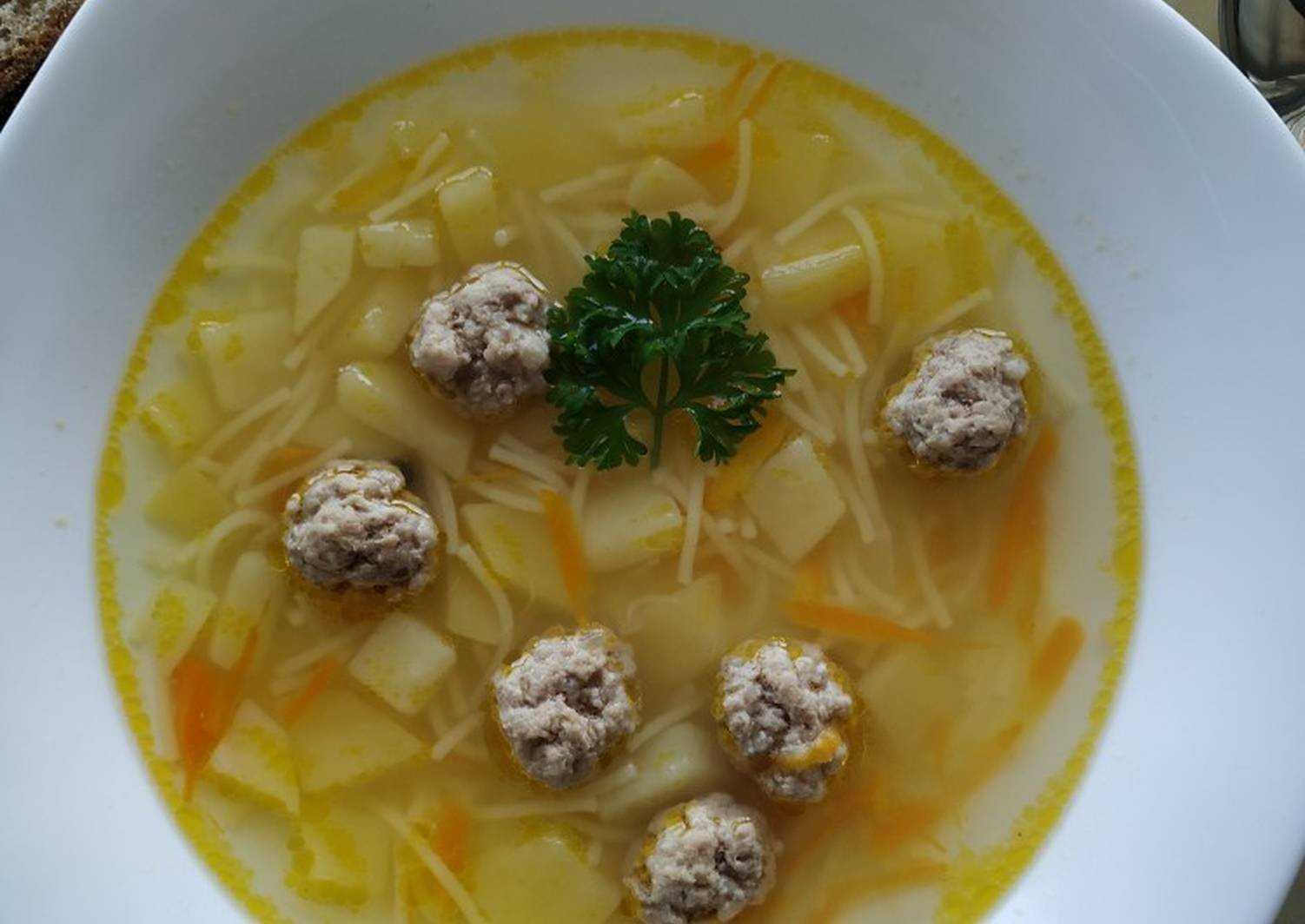 Cуп с фрикадельками рисом и вермишелью