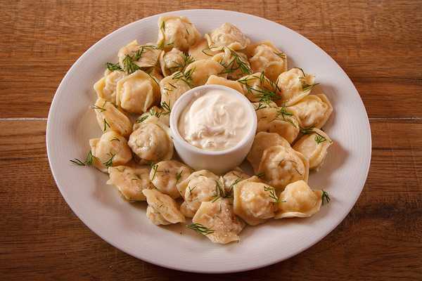 Жареные пельмени на сковороде: 20 очень вкусных рецептов