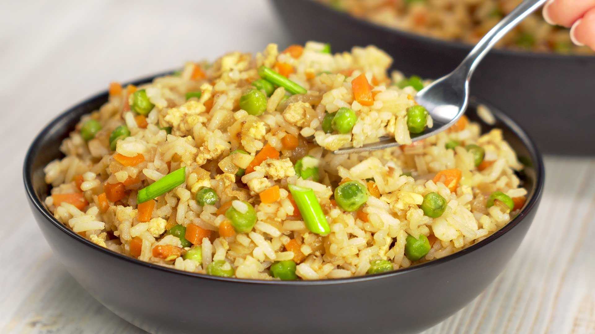 Жареный рис с овощами и яйцом на сковороде — 5 вкусных рецептов
