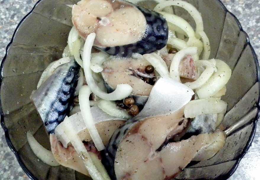 Очень вкусная маринованная скумбрия в домашних условиях