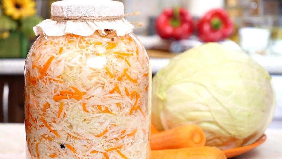 Как квасить капусту на зиму в банке и в ведре, пошаговые рецепты приготовления