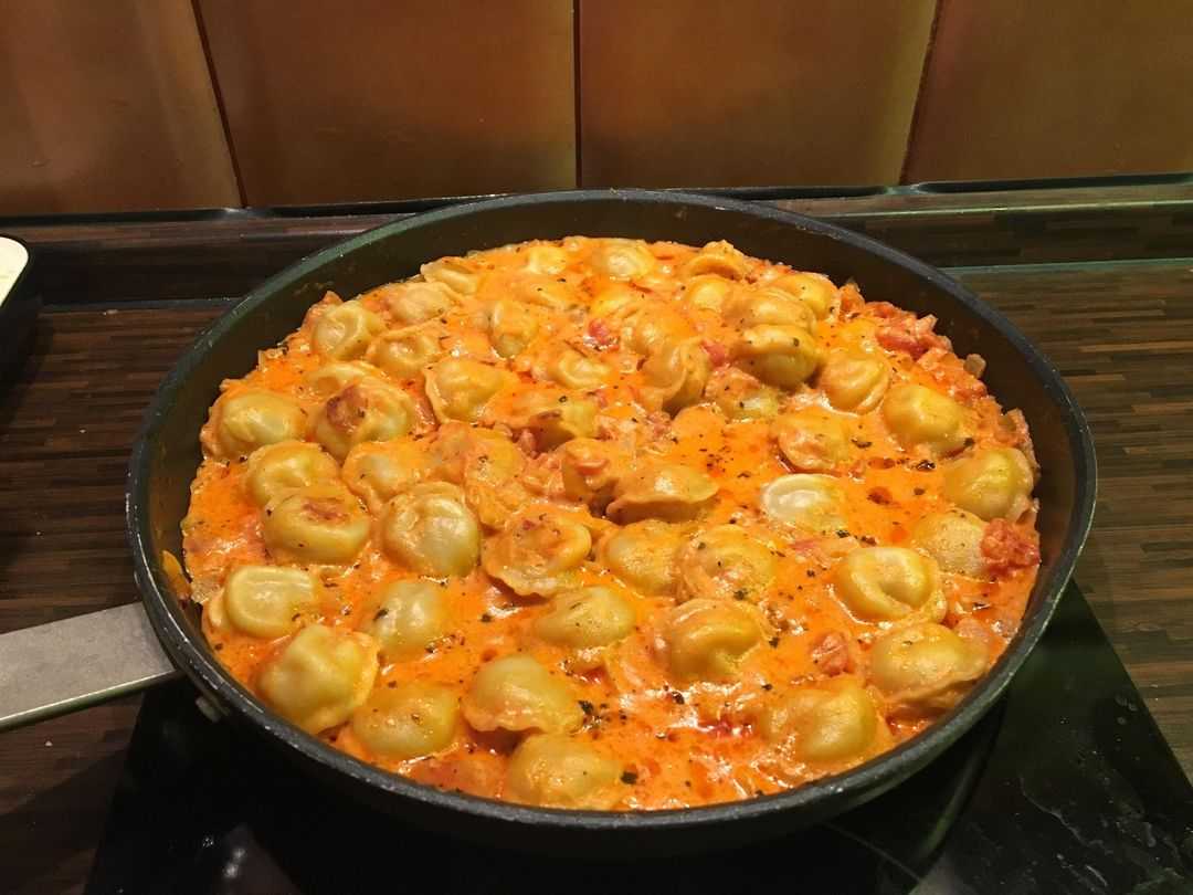 Пельмени в горшочках с бульоном в духовке — 6 простых рецептов со сметаной