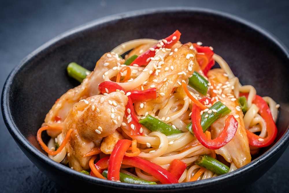 Лапша удон с курицей и овощами: классический рецепт