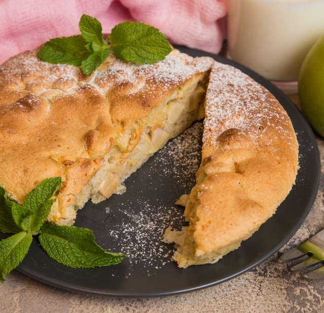 Шарлотка на молоке с яблоками — рецепт в духовке, в мультиварке, на сковороде