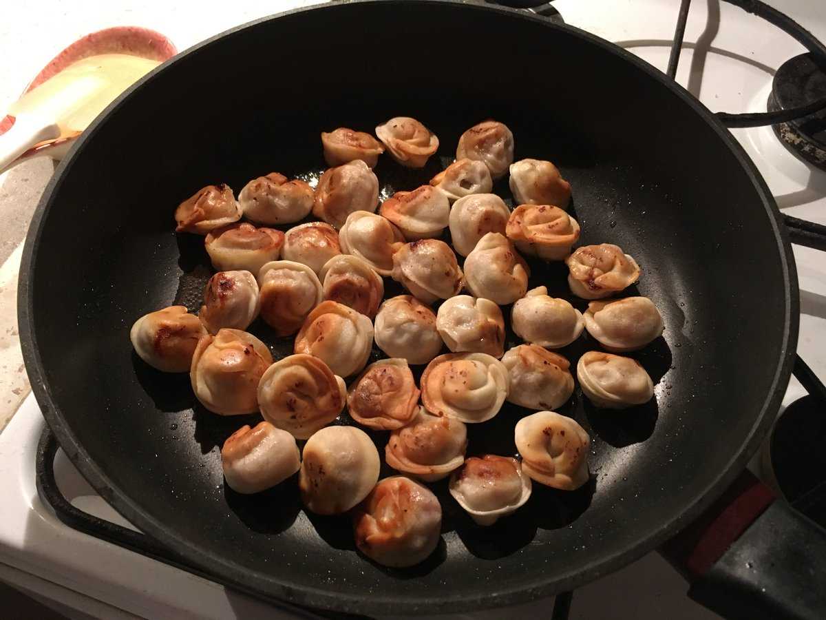 Жареные пельмени: как вкусно пожарить пельмени на сковороде, и не только