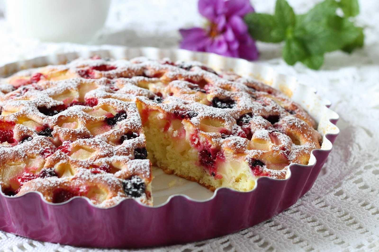 Шарлотка с яблоками в духовке, 5 простых рецептов с фото пошагово