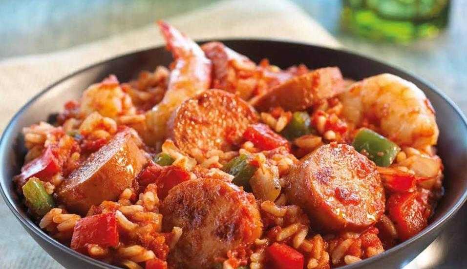 Рис с сосисками и овощами, на сковороде