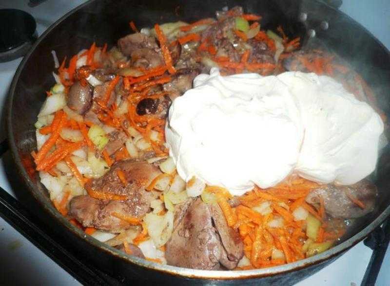 Куриная печень с луком и морковью на сковороде — пошаговый рецепт