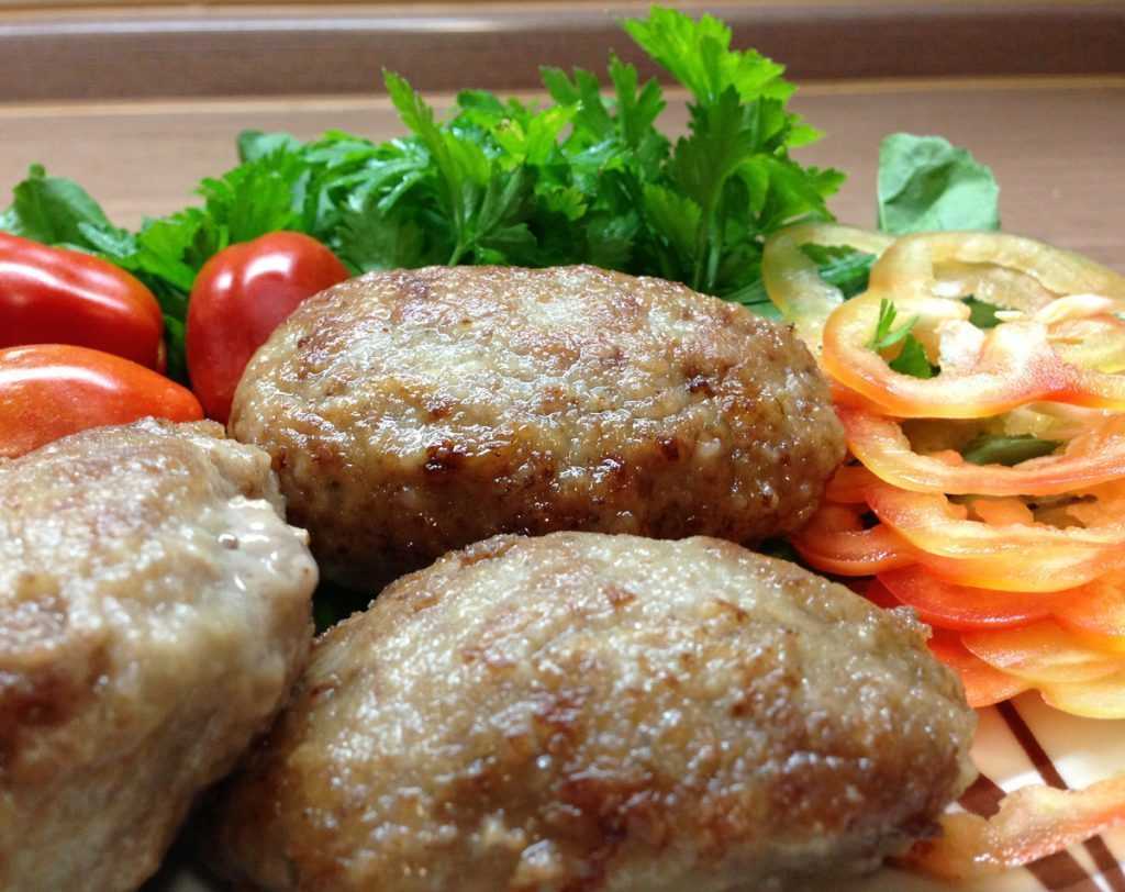 Куриный шницель на сковороде. куриный schnitzel по-министерски. рубленый шницель из курицы.