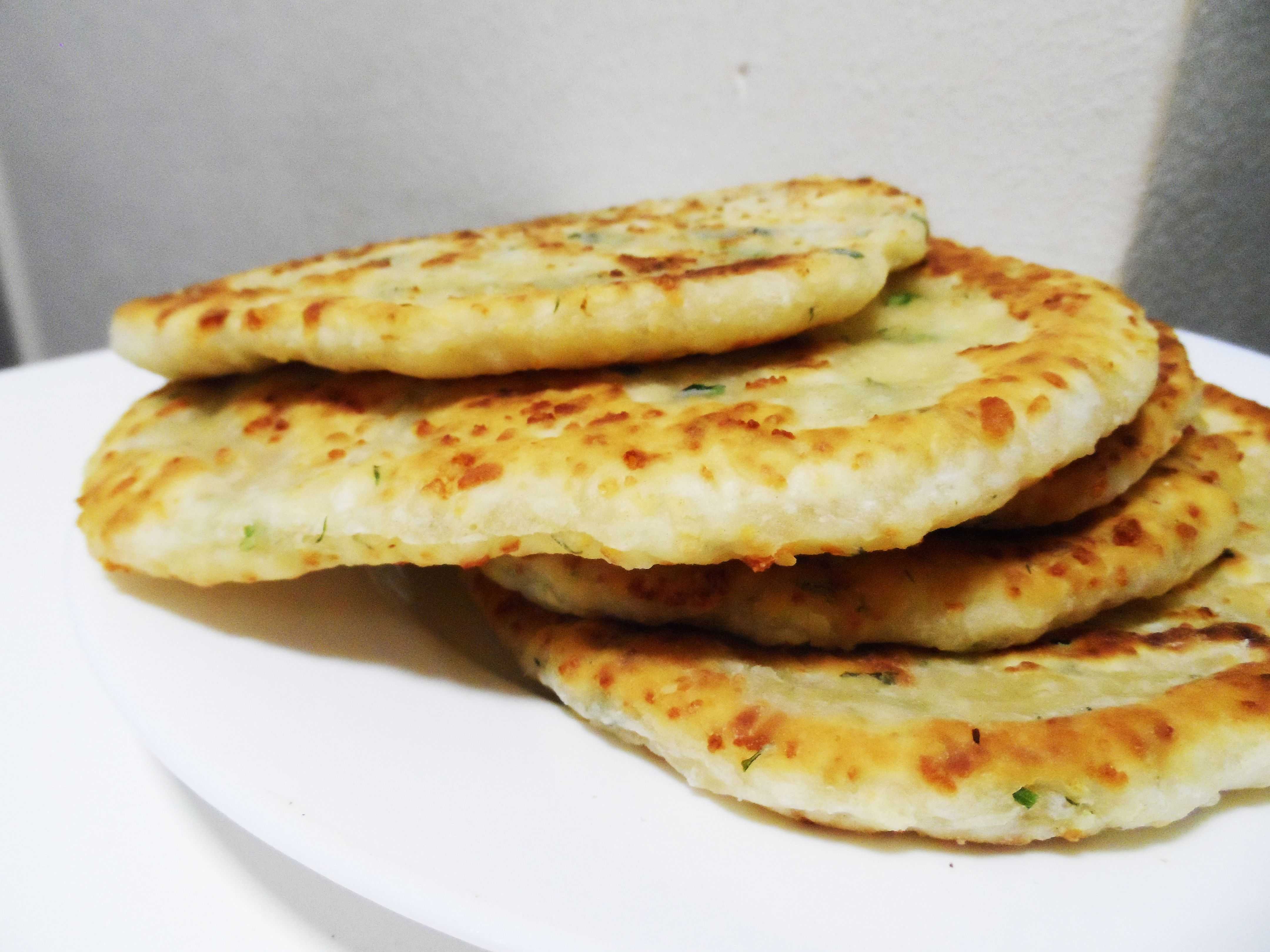 Сырные лепешки на кефире на сковороде - как быстро и вкусно приготовить с ветчиной, зеленым луком и картофелем