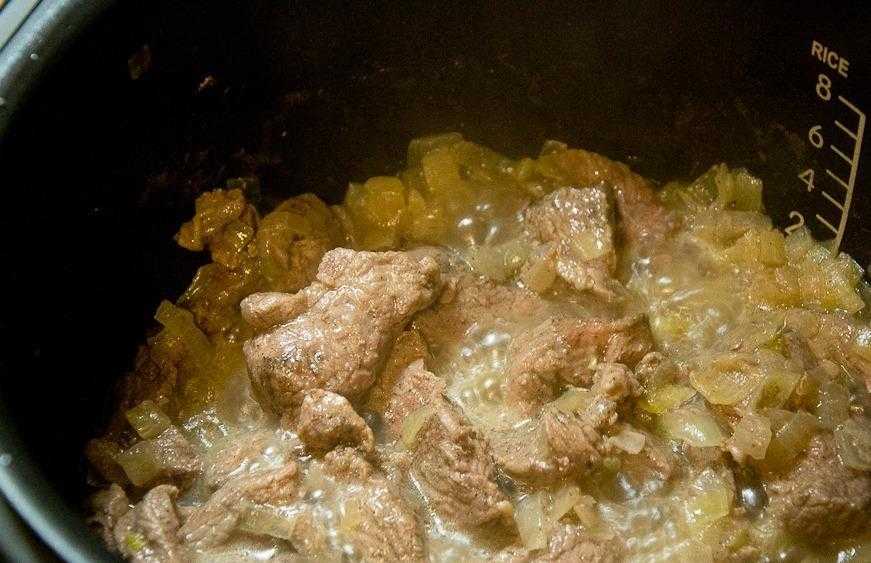 Как приготовить гуляш из говядины с подливкой, чтобы мясо было мягким