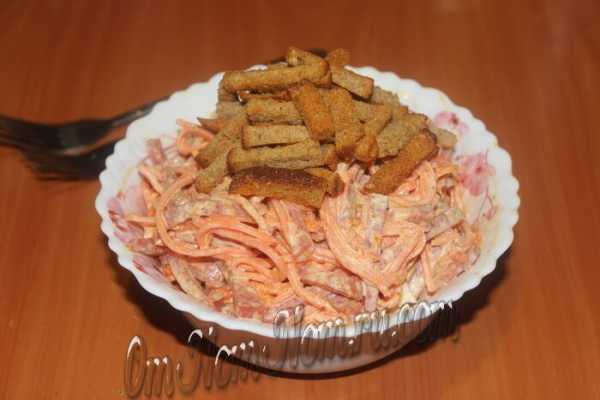 Салат с кириешками и копченой колбасой: рецепты