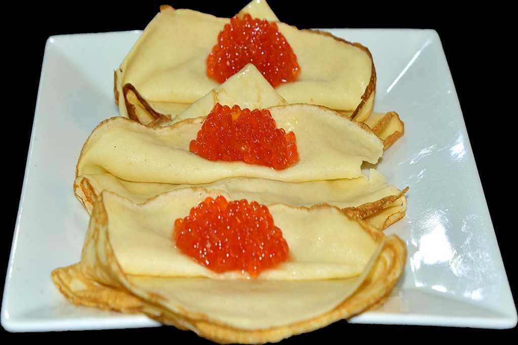 Блинчики с икрой и сметаной
