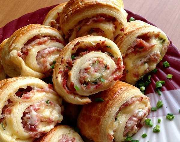 Слойки с ветчиной и сыром из слоеного теста рецепт с фото