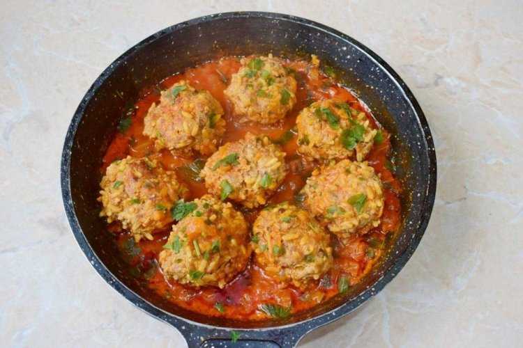 Ёжики из фарша с рисом с подливкой в духовке