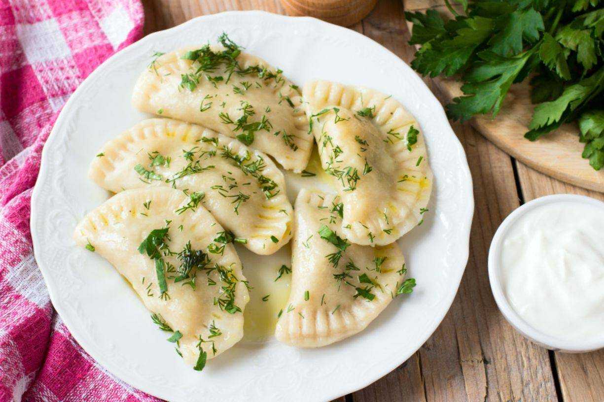 Вареники с картошкой и грибами – 12 рецептов + соусы