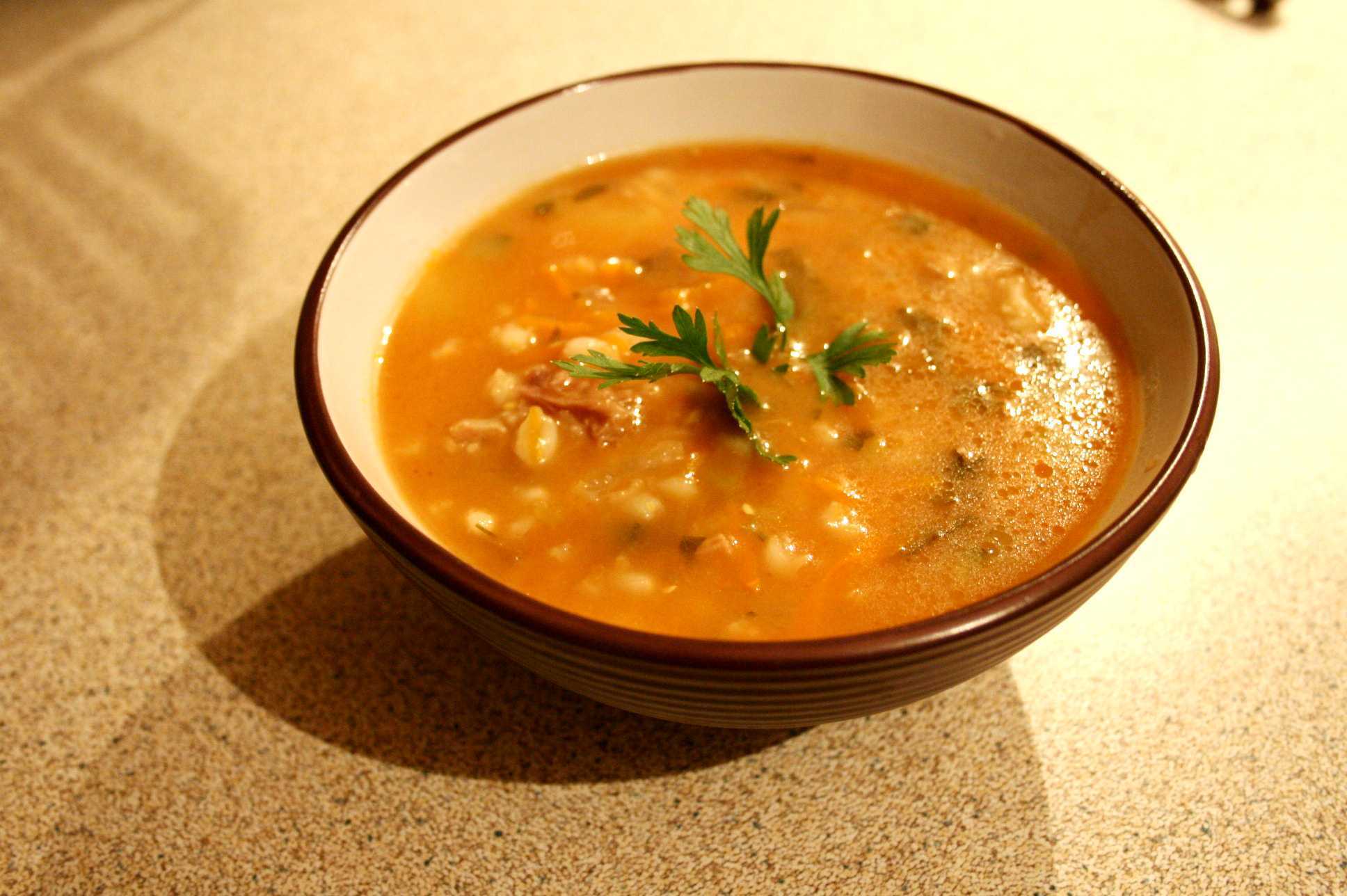 Рассольник: классический рецепт с перловкой и солеными огурцами