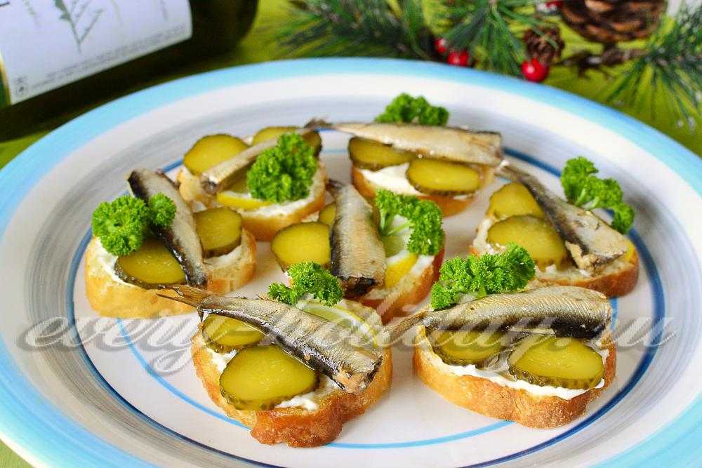 Бутерброды со шпротами, солёным огурцом и яйцами - 6 пошаговых фото в рецепте