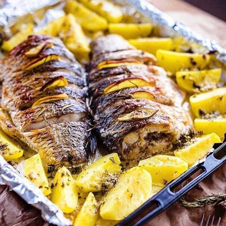 Запеченный карп в духовке: самый вкусный и сочный рецепт