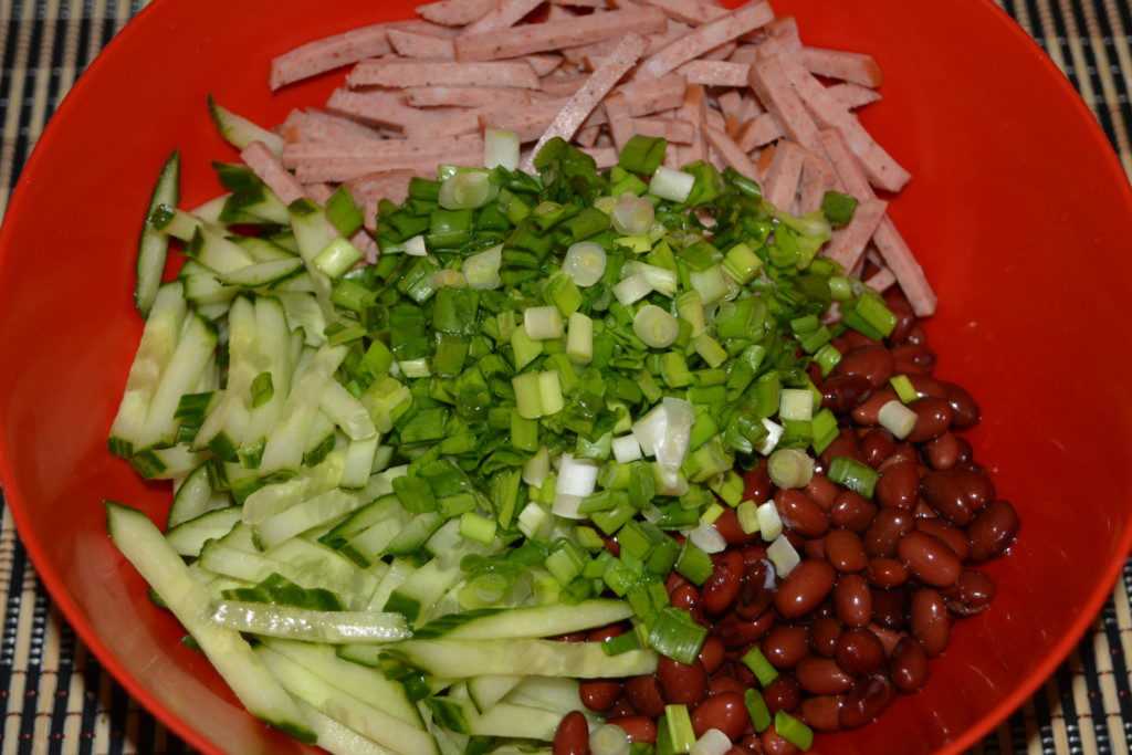 Очень вкусный салат с фасолью и копчёной колбасой — 7 самых простых рецептов. 20 очень вкусных салатов с фасолью и сухариками