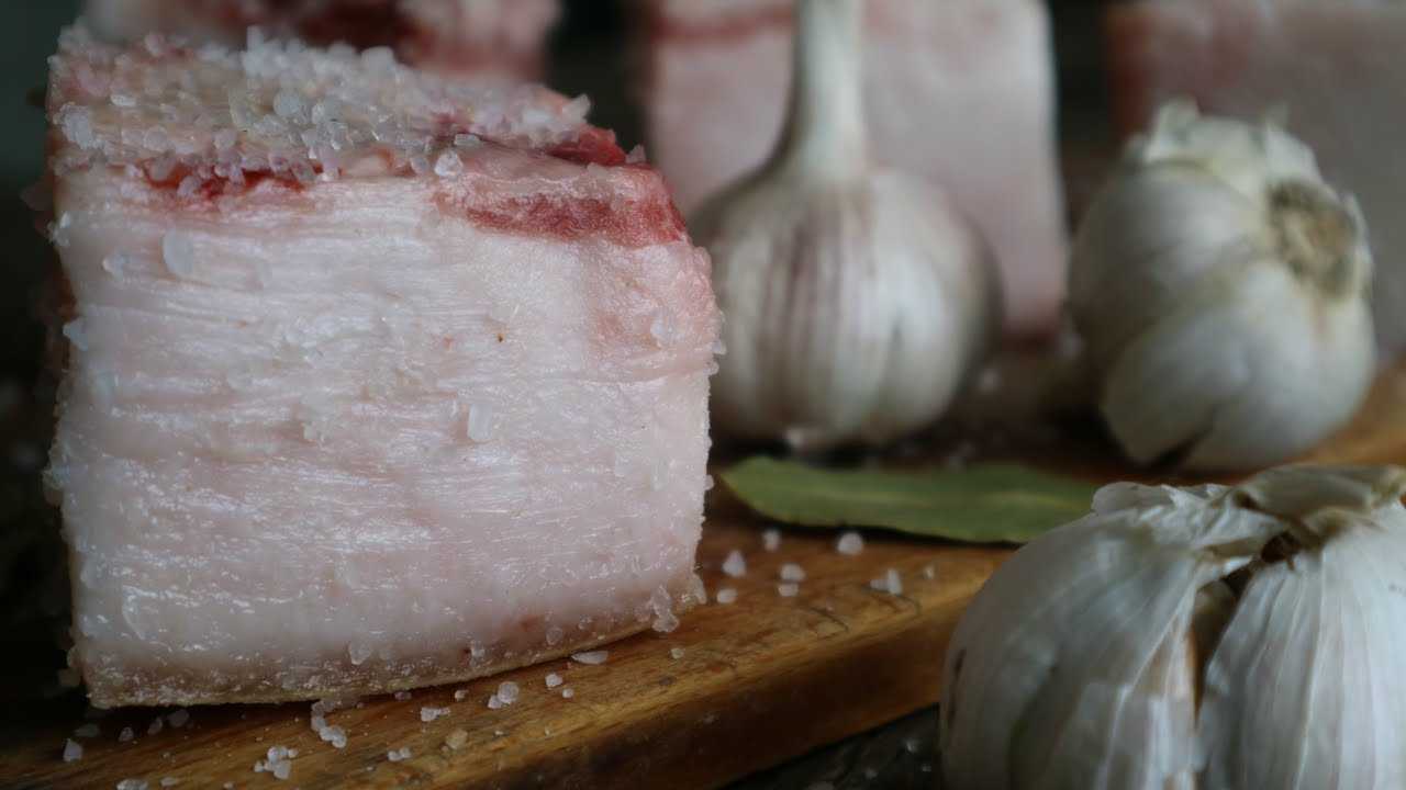 Как засолить вкусное сало дома, чтобы таяло во рту: простые и доступные рецепты приготовления