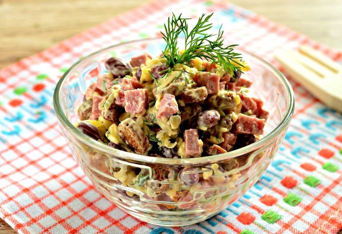 Салат с кириешками и копченой колбасой: рецепты