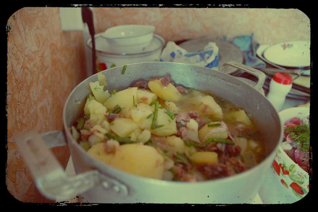 Рецепт тушеной картошки с тушенкой в кастрюле