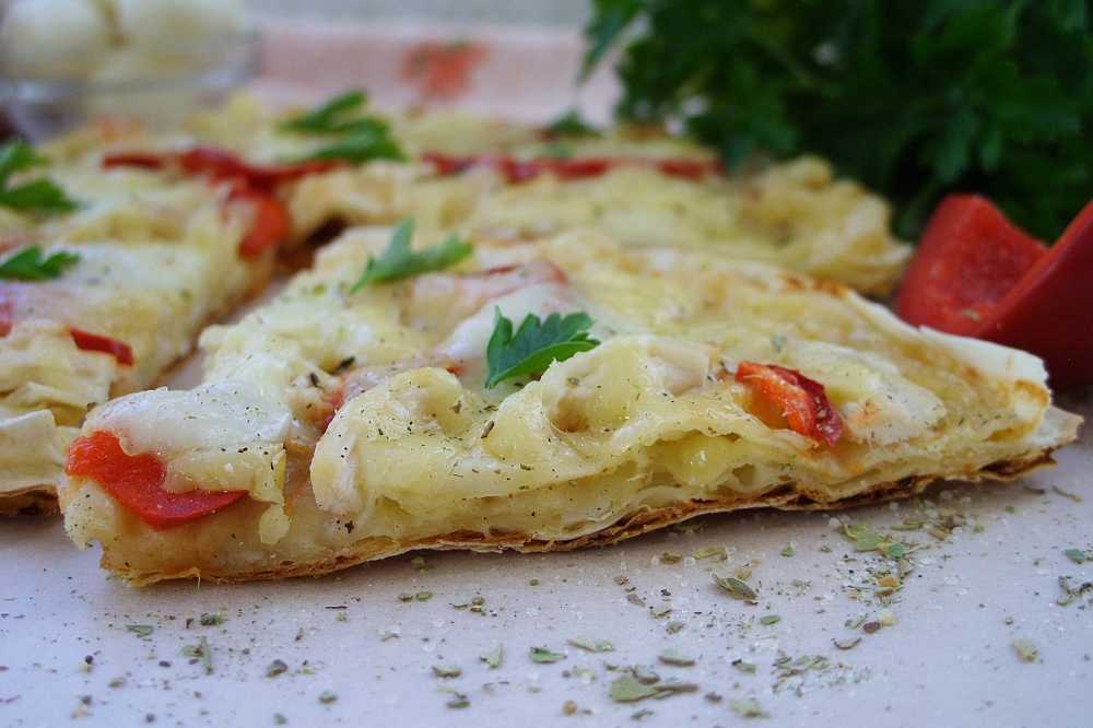 Пицца из лаваша в духовке - 8 рецептов с сыром, помидорами, ананасами, курицей