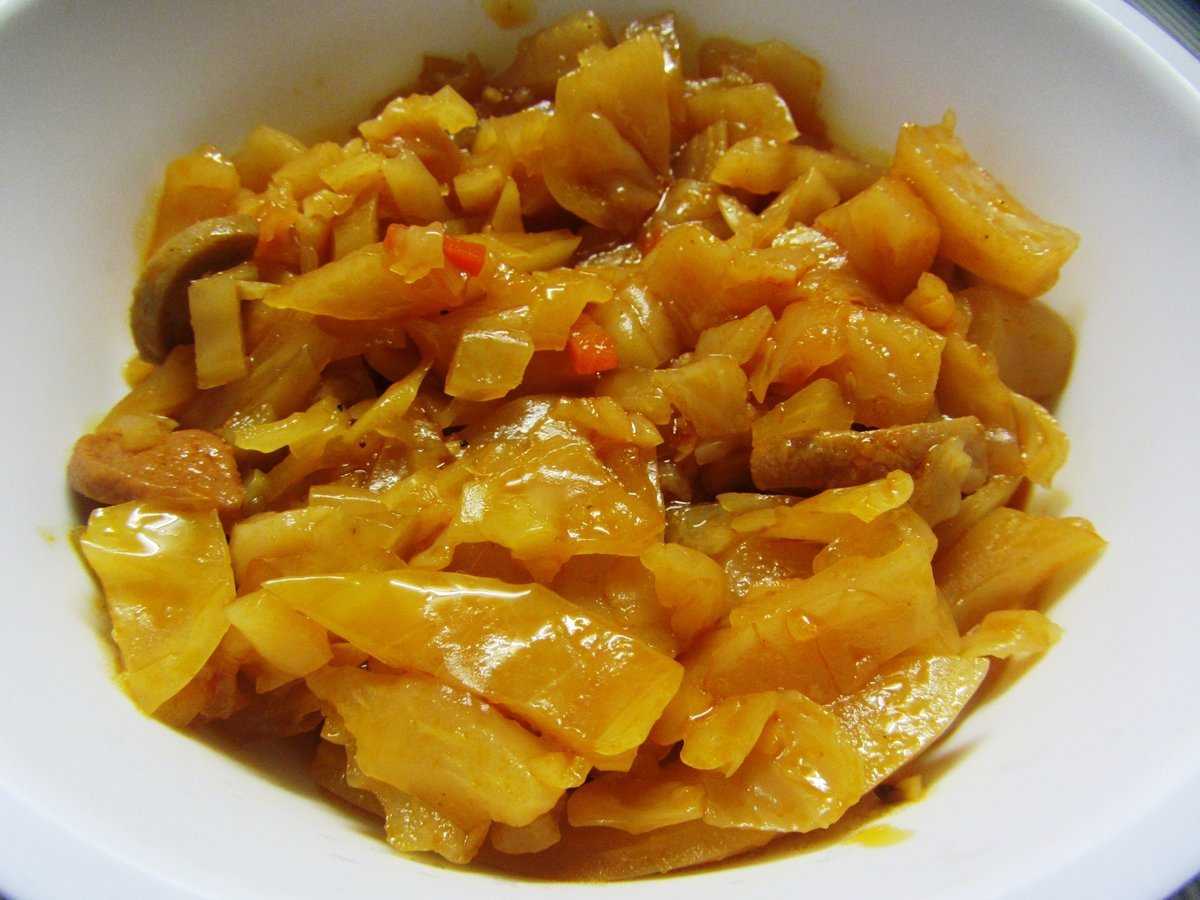 Капуста, тушеная с сосисками на сковороде