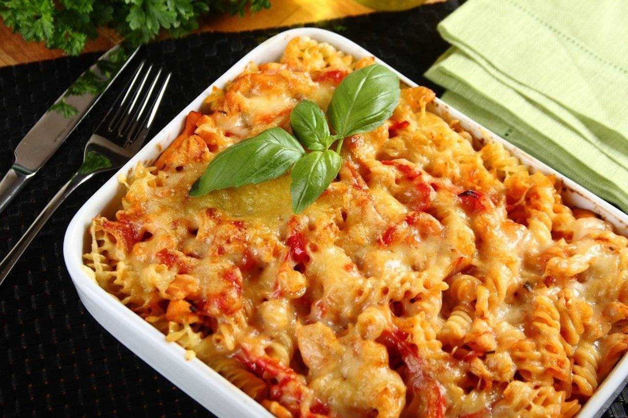 Запеканка из макарон с сыром и помидорами: с фаршем, с сосисками, с колбасой, в духовке или мультиварке