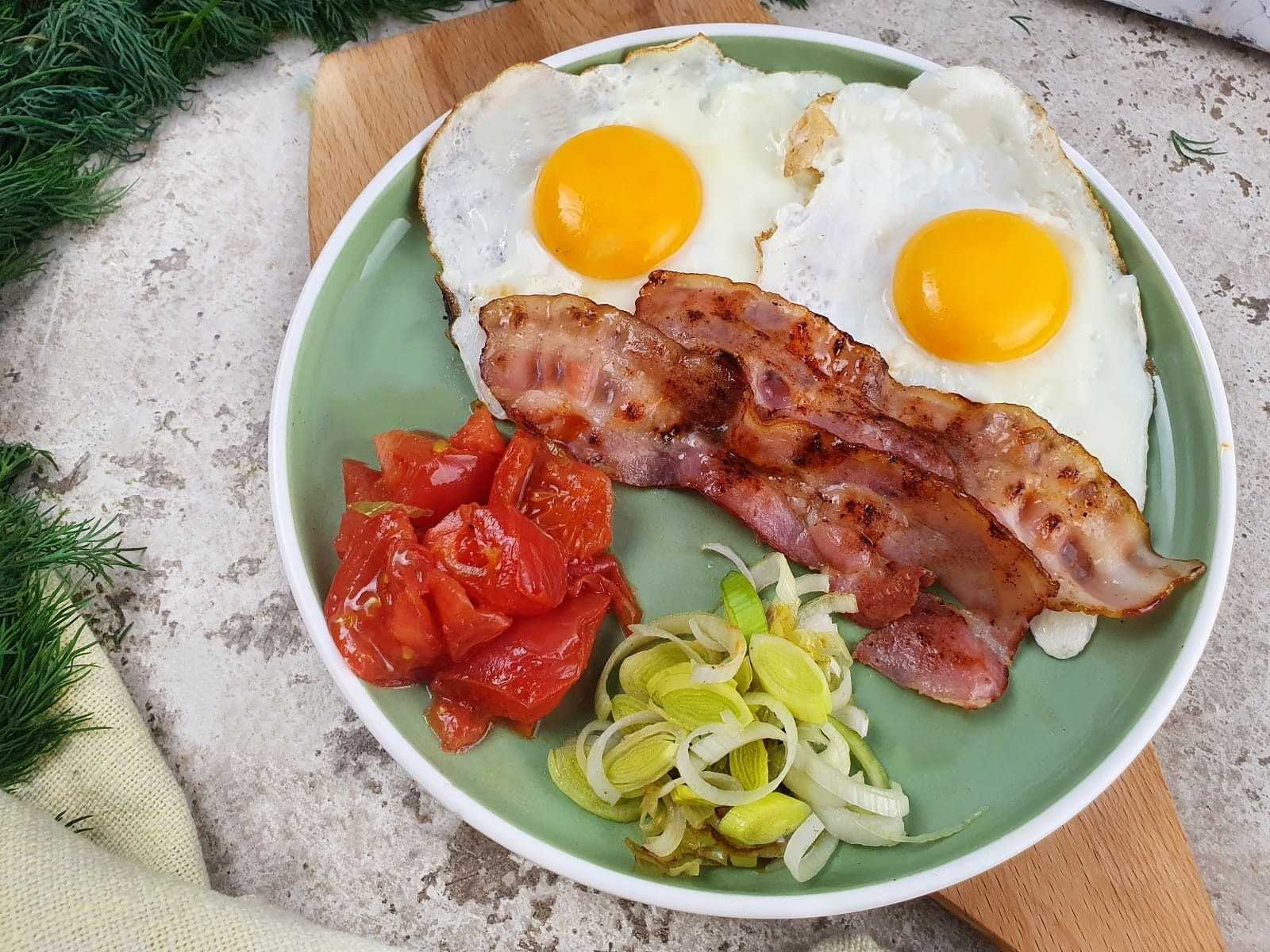 Яичница с беконом и помидорами на завтрак - рецепт приготовления с фото