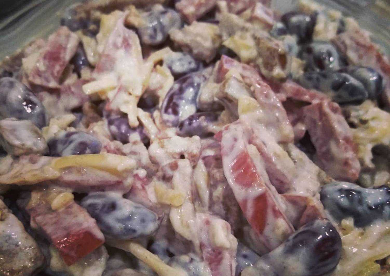 Салат с консервированной фасолью и колбасой
