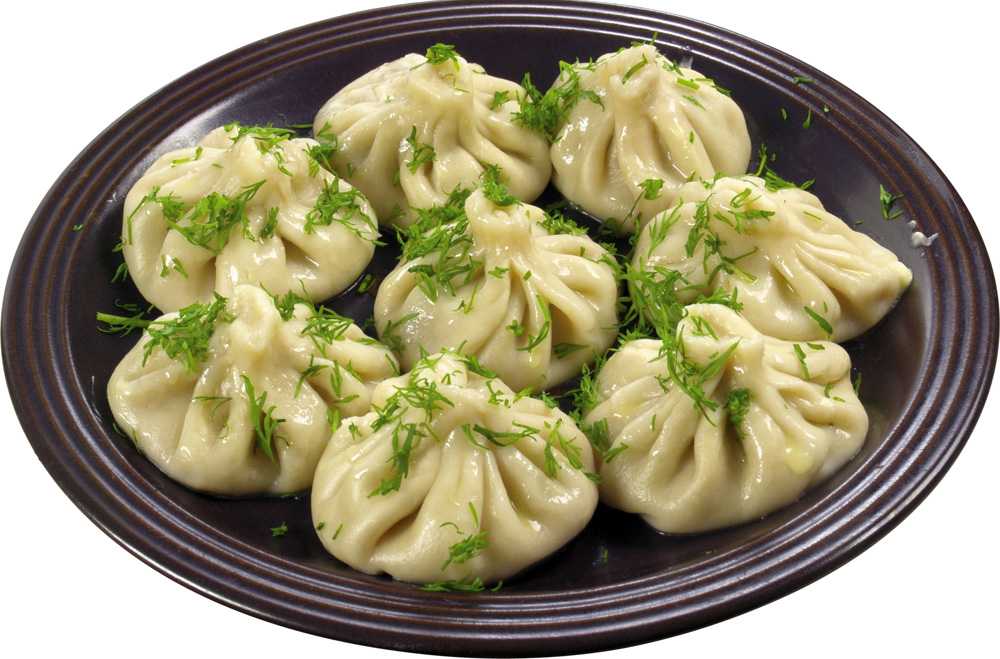Манты на сковороде на овощной подушке с мясом и картошкой