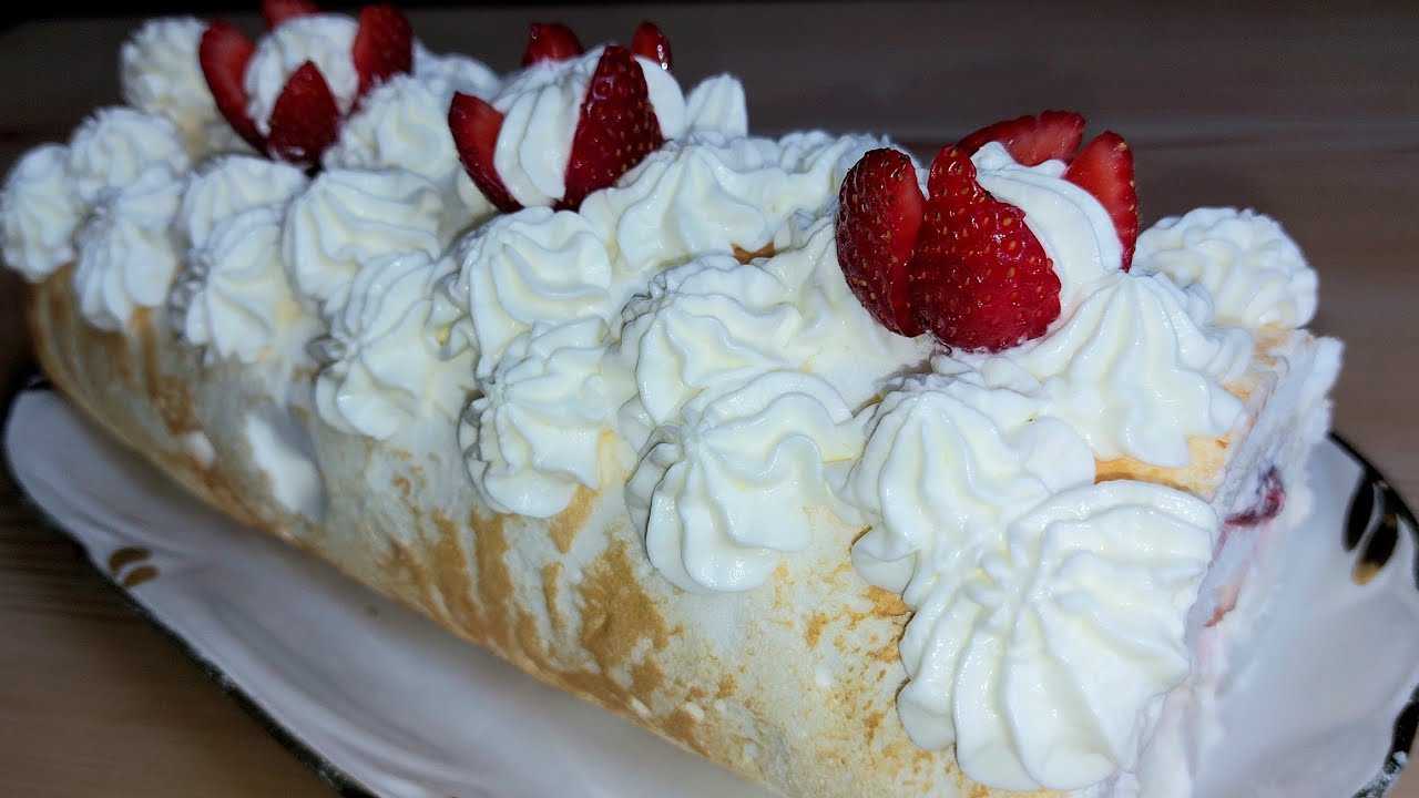 Меренговый рулет с клубникой — 5 пошаговых рецептов приготовления