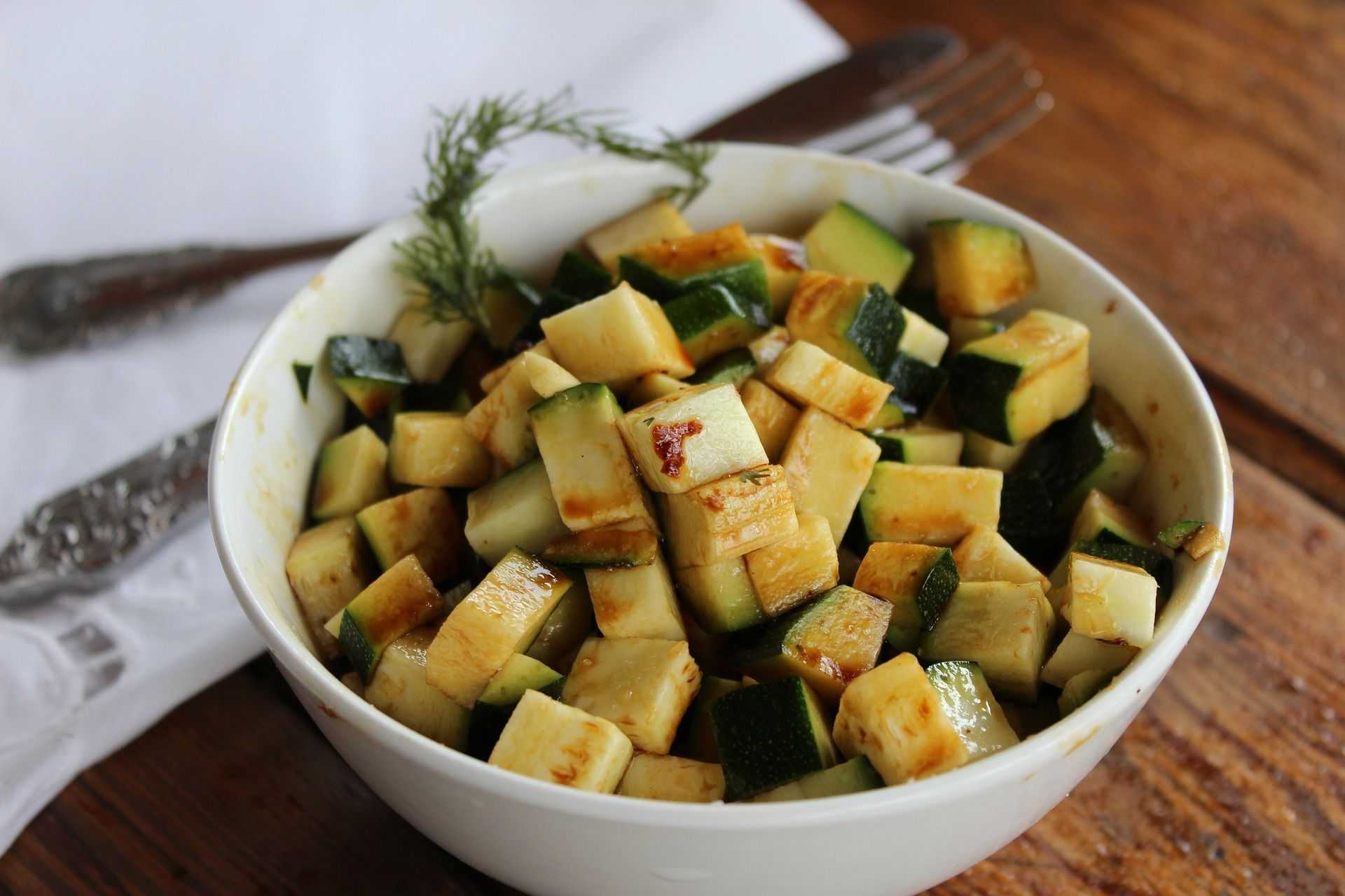 Жареные кабачки  - прекрасная, полезная и популярная закуска, которая может украсить любой праздничный стол: рецепт с фото
