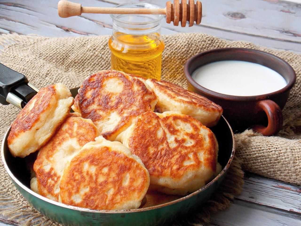 Пышные оладьи на кефире — пошаговые рецепты + секретная фишка, которая сделает оладушки воздушными как пух