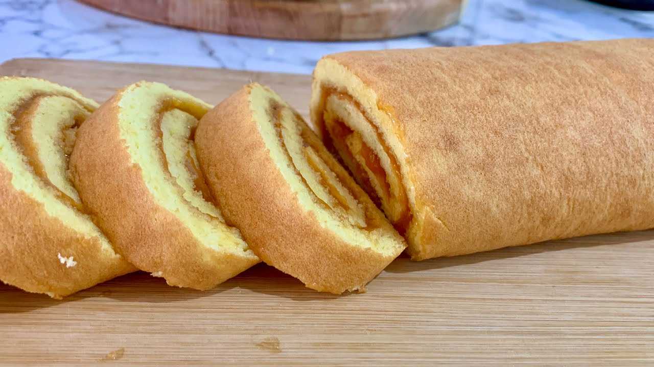 Простой и быстрый бисквитный рулет - вкусный рецепт в домашних условиях
