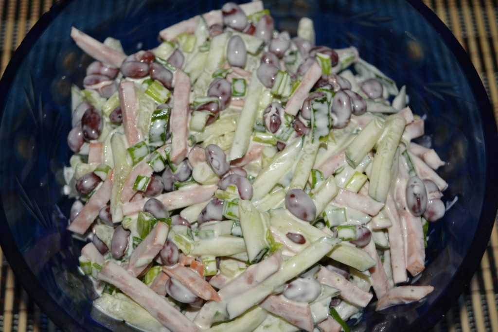 Салаты с сухариками и колбасой — простые и вкусные рецепты
