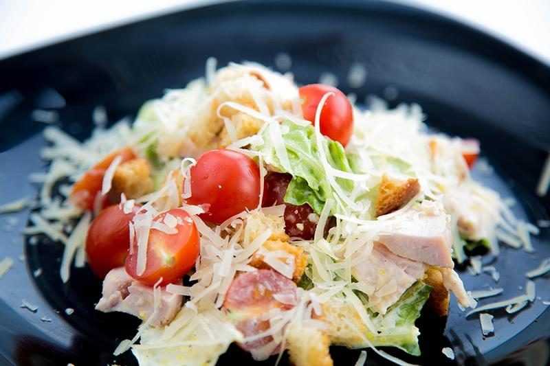 Салат цезарь с курицей: 8 рецептов в домашних условиях
